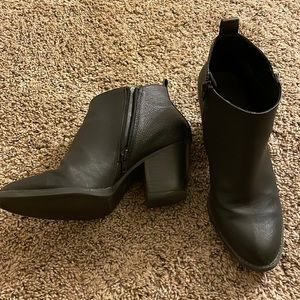 Universal thread black ankle booties
